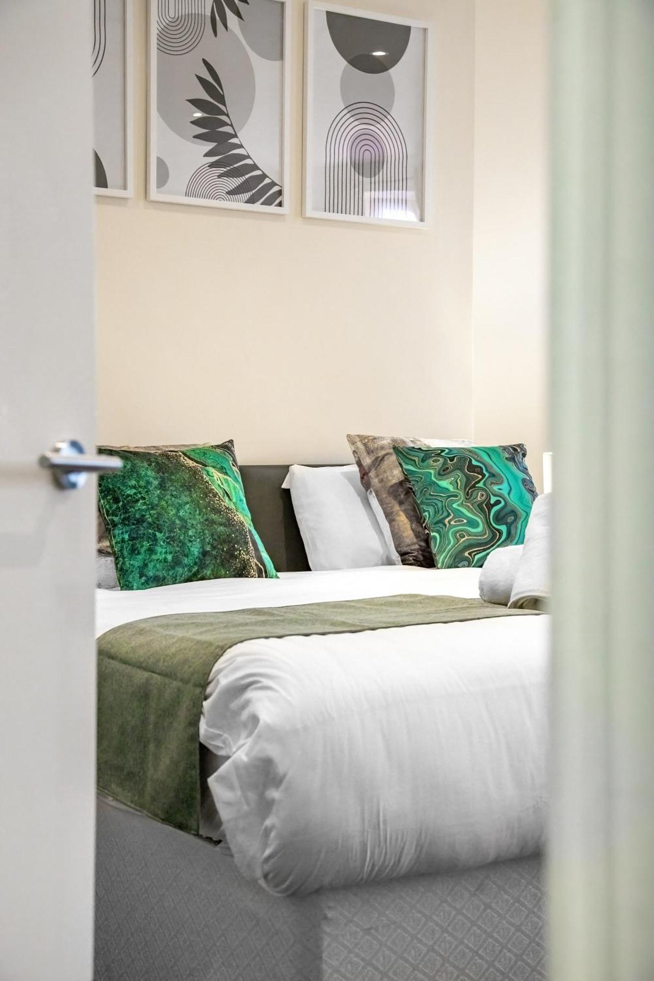 Elegant 2Br London Hideaway- King Bed, Sleeps 6 - Parking- Instant Book- 20 Percent Off Limited Time! Barnet Zewnętrze zdjęcie
