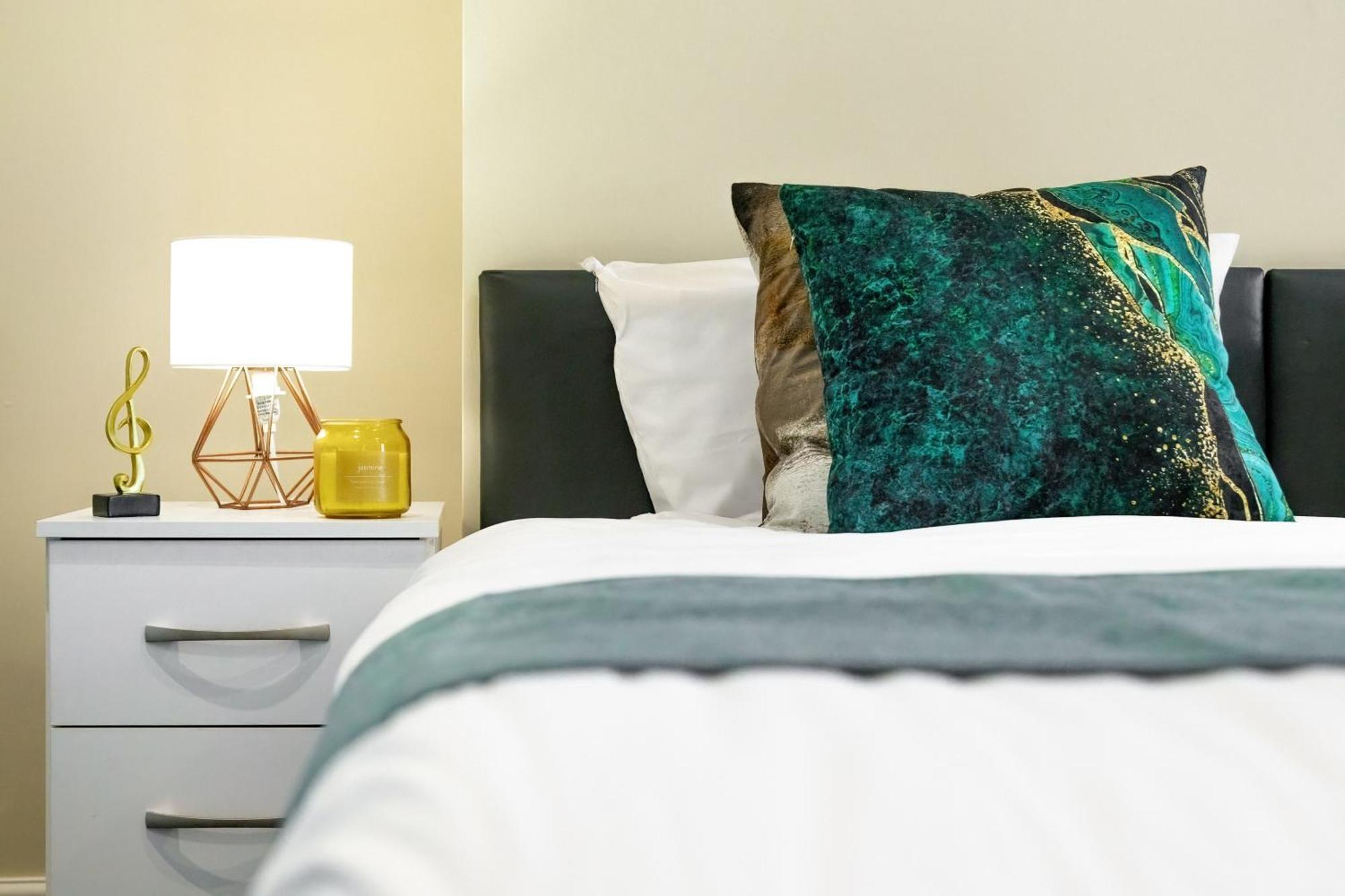 Elegant 2Br London Hideaway- King Bed, Sleeps 6 - Parking- Instant Book- 20 Percent Off Limited Time! Barnet Zewnętrze zdjęcie